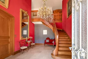 Entrance hall with staircase