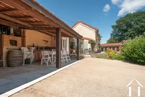 L'auvent abrite un bûcher, une voiture et la cuisine d'été