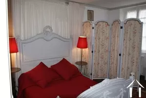 Coquelicot guest bedroom