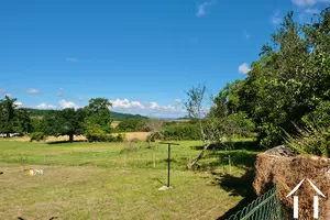 Vue sur la campagne autunoise depuis l'étage