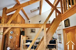 L'escalier vers la mezzanine et le salon télé