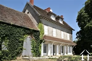 Maison vue de trois-quarts