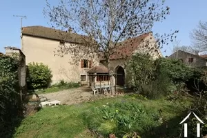 Maison avec cour fermée