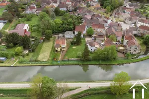 maison donne sur le canal du centre