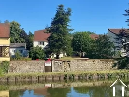 La propriété vue depuis le canal