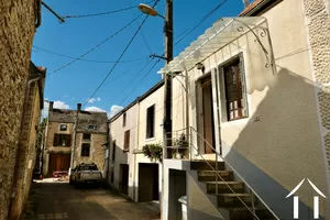 Maison bourguignonne élevée sur cave, accès par escalier extérieur