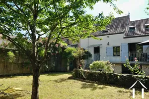 Maison vue depuis le fond du jardin