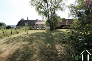 Maison vue du fond du jardin clos