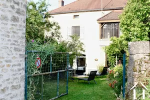La maison vue du portail du jardin