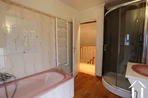 Salle de bain avec douche