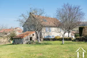 Maison vue du pré voisin