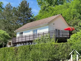 Le chalet vu depuis la route de Santenay