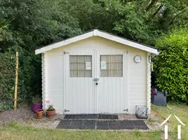 Abri de jardin sur la pelouse arrière