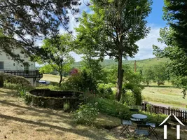 Au pied de la maison d'amis, à l'ombre et au calme