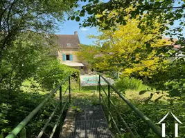 Piscine et maison vues depuis la psserelle