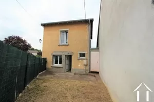 Jardinet et petite cour devant la maison