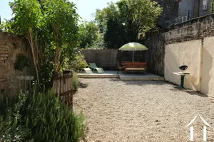 Le jardin clos vu de la cuisine