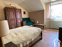 Au 1er étage du n° 5, chambre 1