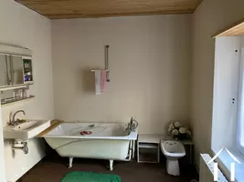 Au rez-de-chaussée du n° 5, salle de bain