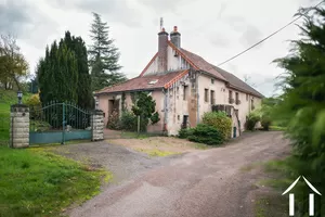Maison vue du chemin d'accès