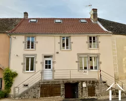 Façade sur rue avec double escalier