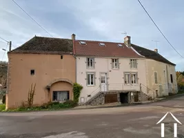 La maison est mitoyenne des deux côtés