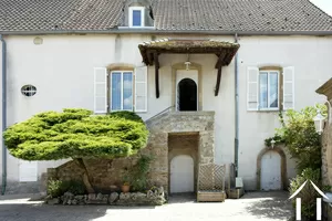 Escalier en pierre et entrée principale