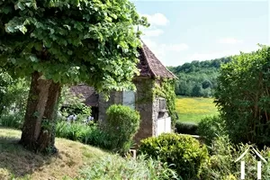 Le pigeonnier et la vue sur la vallée