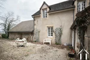 La cour arrière. A dr. la cuisine