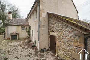 A l'arrière, à dr. le bûcher, puis la porte de la buanderie, puis la cuisine