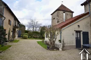 cour, a droite maison principale, a gauche annexe et granges