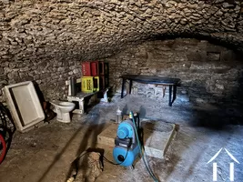 cave en dessous de la maison principale avec puits