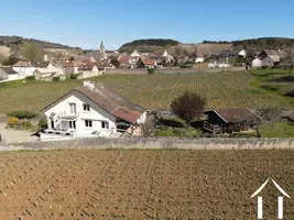 La propriété et au fond le village