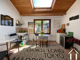 Le salon de dégustation donne sur la terrasse arrière