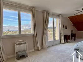 !er étage, chambre parentale, la porte-fenêtre donne sur un balcon avec vue sur les vignes