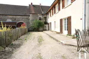 Cour devant la maison