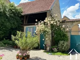 Outbuilding with guest bedroom