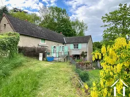 La maison vue du chemin d'accès