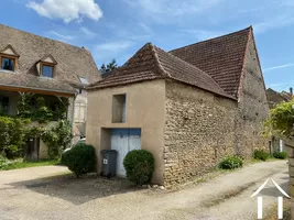 Le garage est de l'autre côté de la rue