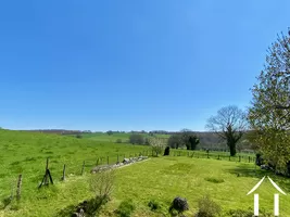 Vus depuis le salon du 1er étage, le jardin et les prés environnants