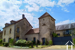Two character houses south of Vézelay
