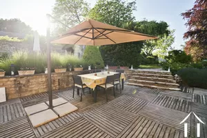 Terrasse, coin repas, escalier vers jardin