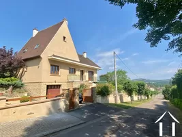 La maison, la rue vers le coeur de village, au fond le mont Rome-Château