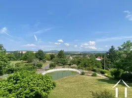 Vue panoramique sur le village. Au fond, le Mont Rome Château