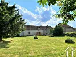 Le jardin et le pan sud-est de la maison d'habitation