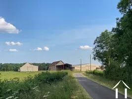 L'ensemble du corps de ferme vu depuis la route