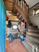 On accède au 2ème niveau d'habitation par un escalier logé dans une petite tour extérieure (entrée indépendante)