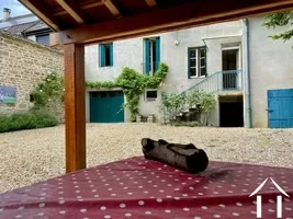 La maison vue depuis l'auvent