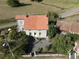 maison avec auvent et grange a droite