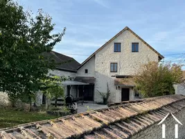 Maison en pierres avec jardin muré